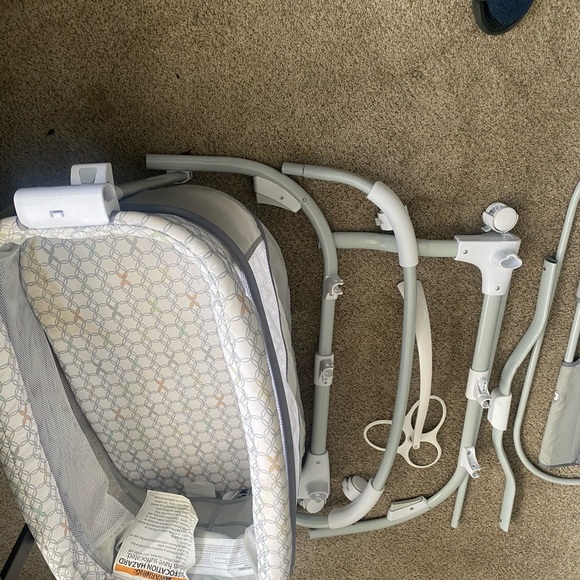 Bassinet and toys - Picture 3 of 3